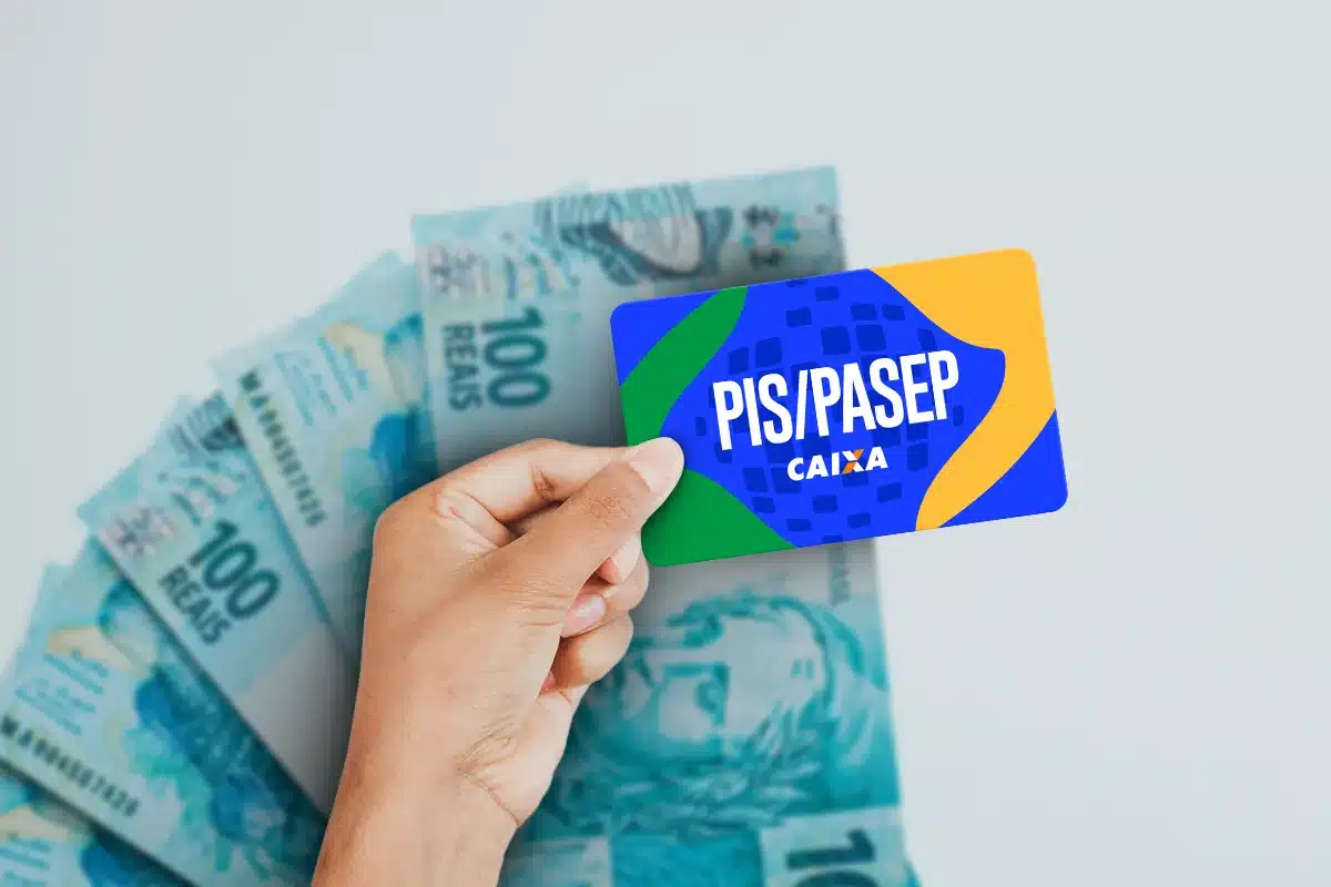 Como consultar o saldo disponível no PIS/PASEP Cartão PIS/PASEP Caixa sobre uma pilha de notas de 100 reais, representando a consulta de saldo disponível no fundo