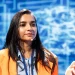 Mulher palestrando sobre inteligência artificial e profissões do futuro em um evento de negócios.