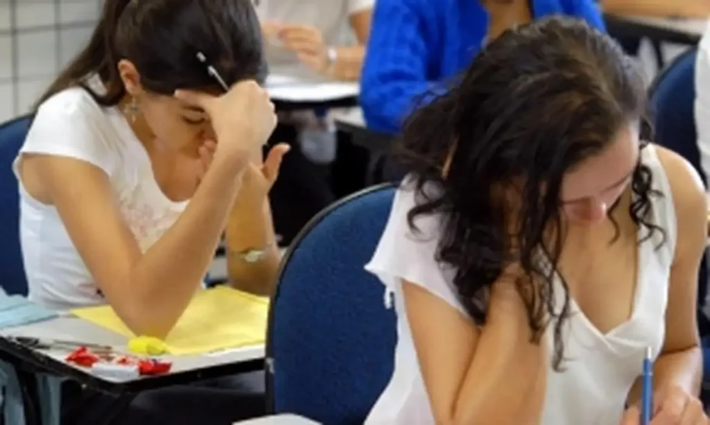 estudantes-concentradas-enem-redacao Duas estudantes em um momento de concentração na prova, focadas em escrever a redação do Enem.
