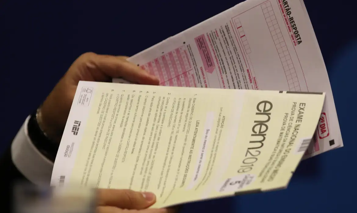Preparação para o Enem: material de prova Detalhe do caderno de prova e gabarito do Exame Nacional do Ensino Médio, pronto para ser preenchido.