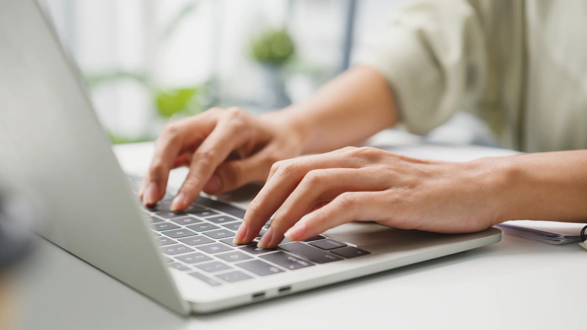 A digitalização dos setores de Marketing e Tecnologia Pessoa trabalhando em um laptop em casa, representando a ascensão de profissões sem diploma no mercado de trabalho brasileiro de 2025