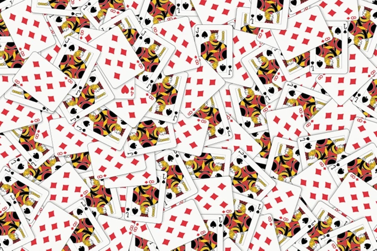 Encontre o 4 de copas entre as cartas. Teste visual com cartas dispersas mostrando valetes, oitos, dois de espadas, quatro de copas e oito de ouros