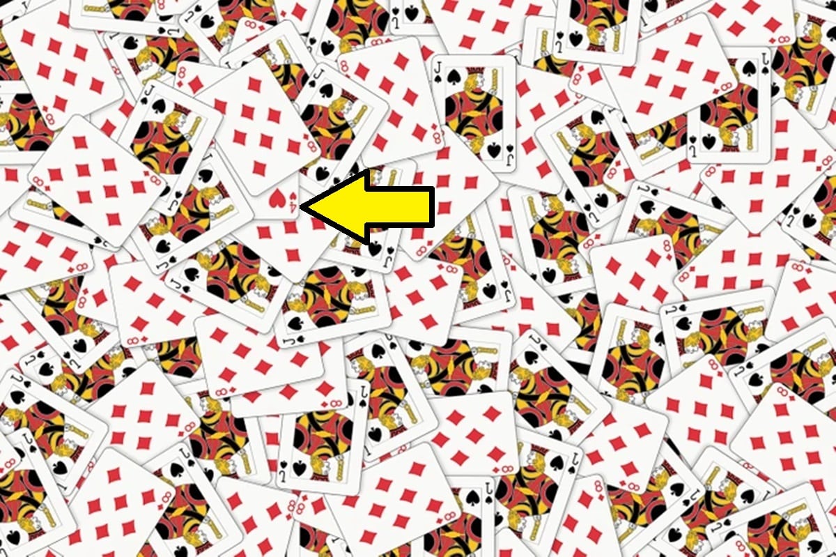 Ache o 4 de copas entre as cartas de baralho dispersas com diferentes naipes Teste visual com cartas dispersas mostrando valetes, oitos, dois de espadas, quatro de copas e oito de ouros