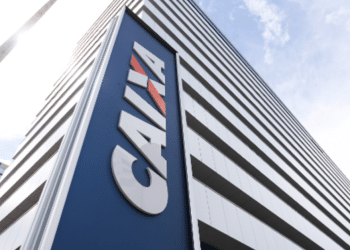 Fachada moderna do prédio da Caixa Econômica Federal com fachada azul e letreiro branco sob céu claro.