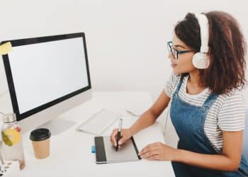 Estudante em aula online de curso técnico a distância no computador