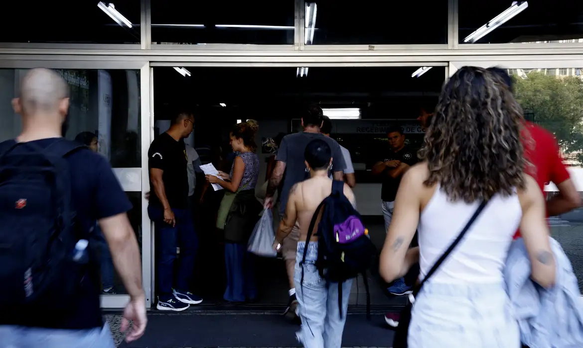 Saiba como consultar seu local de prova do Enem e o que verificar Candidatos entrando em local de prova do Enem com documentos e materiais