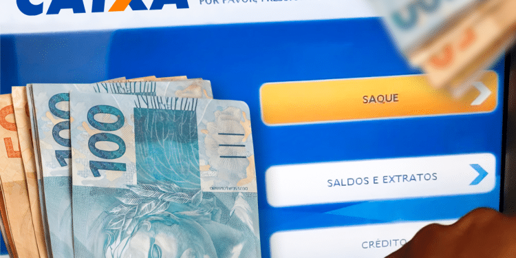 Dinheiro em cédulas reais brasileiras próximo a tela de caixa eletrônico Caixa com opção de saque.