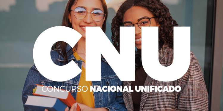 Duas jovens estudantes com óculos e livros coloridos sorrindo representando aprovadas no cadastro de reserva do CNU