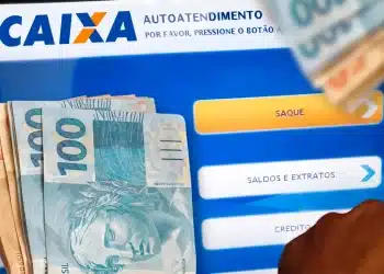 Terminal de autoatendimento Caixa mostrando cédulas de cem reais representando Pix de até R$ 1.000 disponível durante o ano
