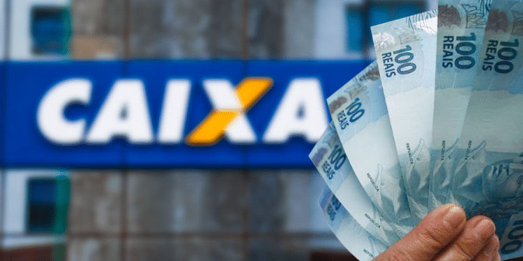 Mão segurando várias cédulas de 100 reais com o logo da Caixa Econômica ao fundo desfocado.