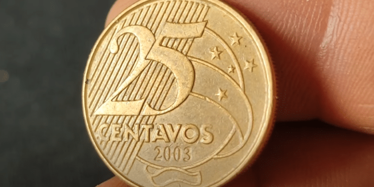 Close-up da moeda de 25 centavos do ano 2003, destacando os detalhes que podem indicar um erro raro de cunhagem.