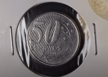 Moeda brasileira de 50 Centavos, ano 2002, guardada em proteção para colecionador, indicando seu potencial de valorização acima de R$ 100 na numismática.