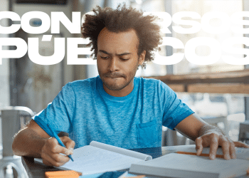 Candidato focado estudando com livros e caneta azul preparando-se para concurso público com texto concursos públicos ao fundo