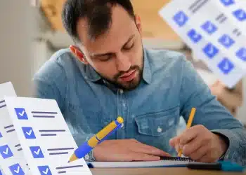 Homem concentrado escrevendo em caderno enquanto listas de verificação são mostradas ao redor