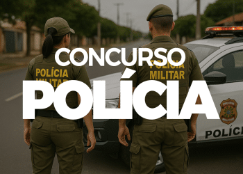 Policiais militares de costas próximos a viatura representando urgência dos últimos dias de inscrição para concurso com 2 mil vagas