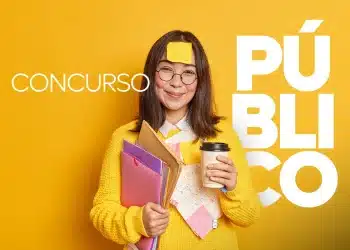 Estudante feliz e concentrada, carregando livros, anotações e café, ilustrando a preparação e a oportunidade de dois concursos públicos com inscrições na última semana.