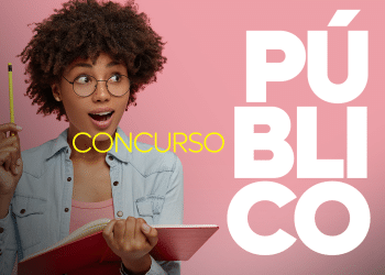 Mulher jovem estudando para concurso público, segurando lápis e livro com expressão de surpresa.