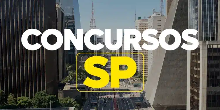 Vista aérea da Avenida Paulista em São Paulo com prédios e pessoas na rua em dia claro.