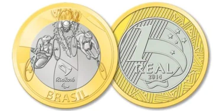 Ilustração dupla da moeda de 1 Real Comemorativa do Paratriatlo (Rio 2016), mostrando o atleta na cadeira de rodas no anverso e a face de 1 Real com o ano 2014 no reverso, fundamental para identificar erros de cunhagem.