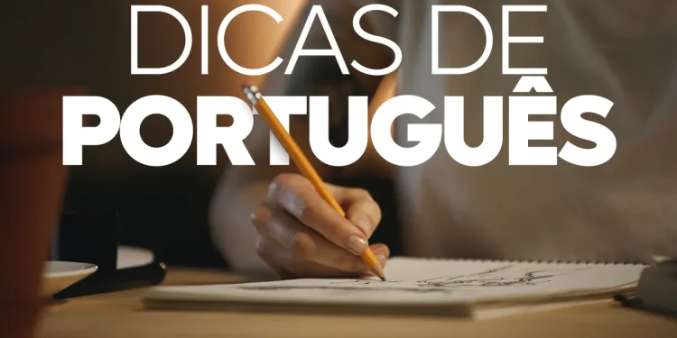 Imagem com o título "DICAS DE PORTUGUÊS" e a mão de uma pessoa escrevendo em um caderno. O tema é a forma correta do termo, evitando o pleonasmo "ambos os dois".