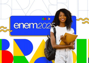 Candidata do Enem 2025 com materiais escolares em frente ao painel oficial