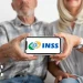 Casal de aposentados consulta o calendário oficial do INSS no celular para verificar a data de pagamento do benefício em novembro.