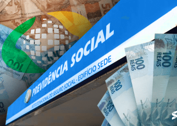 Fachada do prédio da Previdência Social com logotipo e cédulas de dinheiro em real ao redor.