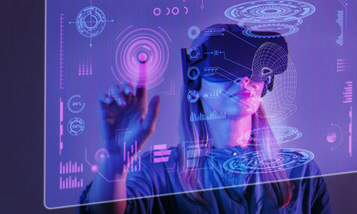 Tecnologia de Realidade Virtual e Interface Digital Mulher usando óculos de realidade virtual interagindo com uma interface digital futurista azul e rosa