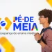 Jovem estudante sorrindo com mochila e óculos, ao lado do logo do programa "Pé-de-Meia" e o texto "A poupança do ensino médio", com formas geométricas coloridas ao fundo.
