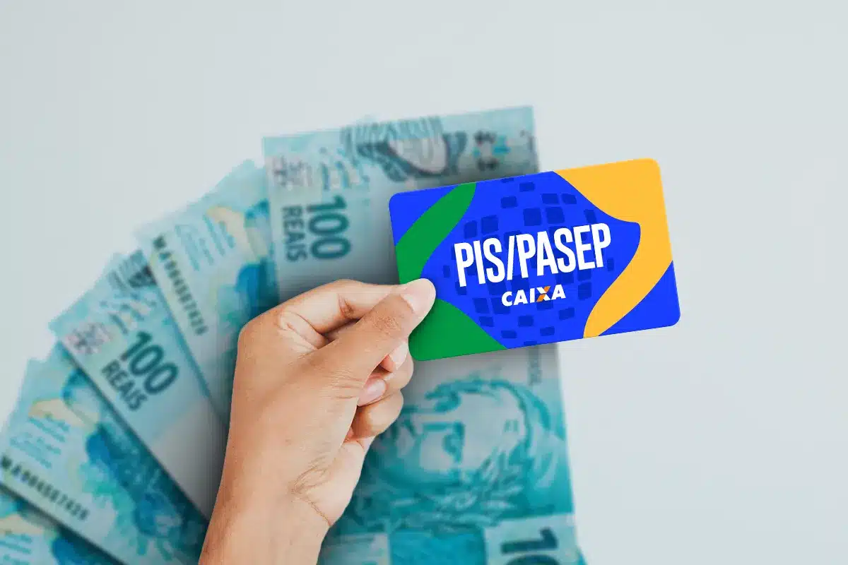 PIS-PASEP-Cotas-Prazo-Final-31Outubro-Solicitação Cartão PIS/PASEP da Caixa Econômica Federal sendo segurado sobre cédulas de R$ 100. Ilustra o benefício do PIS/PASEP e o prazo de 31 de outubro para solicitar o saque.