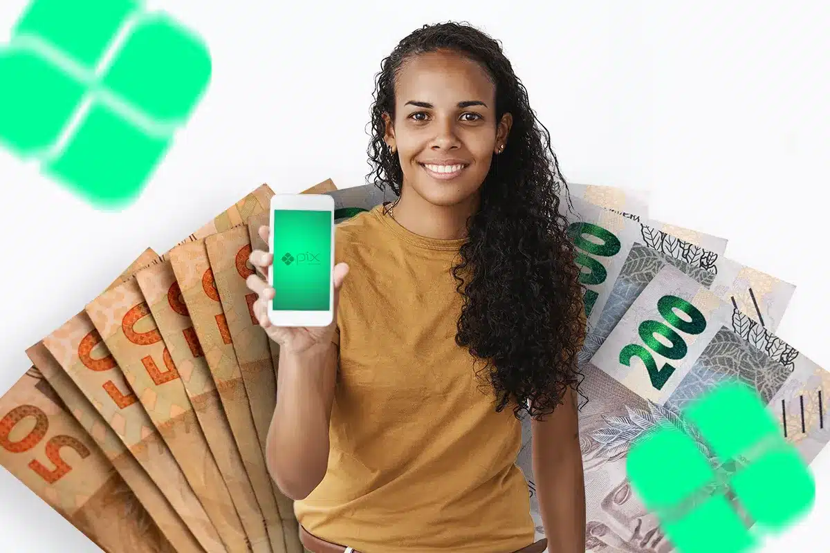 Receba Seu Pix: Entenda os Pagamentos e Variações de Valores Mulher sorridente mostrando celular com aplicativo Pix, com notas de Real (R$ 50 e R$ 200) ao fundo, simbolizando pagamentos e recebimentos via Pix.
