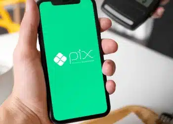 Imagem de um smartphone exibindo o logo do Pix, sistema de pagamentos do Banco Central, com fundo verde, representando o novo botão de contestação para segurança nas transações.