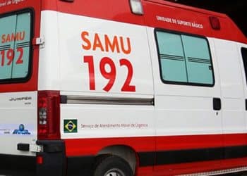 Ambulância branca e vermelha do SAMU 192 com símbolo e texto Serviço de Atendimento Móvel de Urgência.