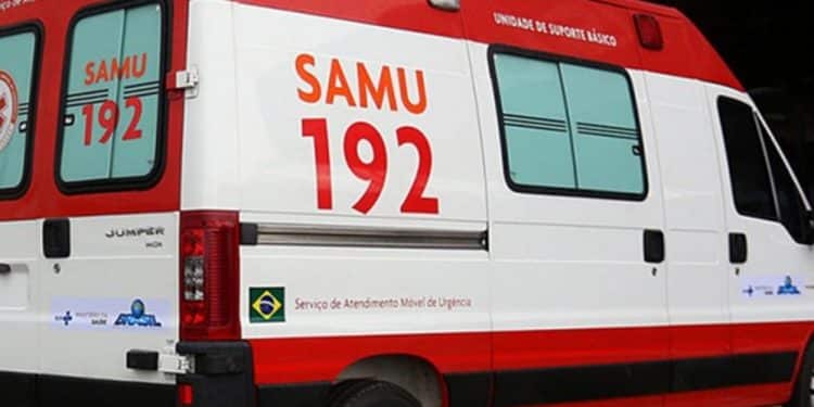 Ambulância branca e vermelha do SAMU 192 com símbolo e texto Serviço de Atendimento Móvel de Urgência.