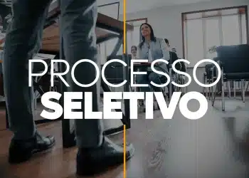 Pessoas sentadas aguardando para participar de processo seletivo em sala ampla e iluminada.