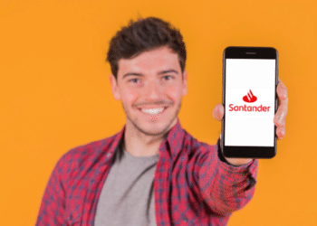 Jovem exibe celular com logo do banco Santander.