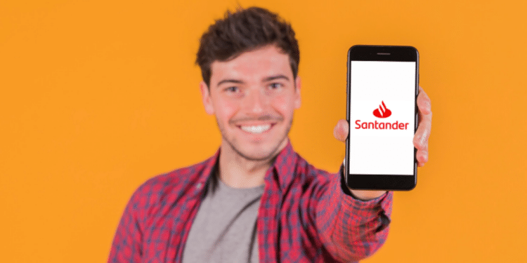 Jovem exibe celular com logo do banco Santander.