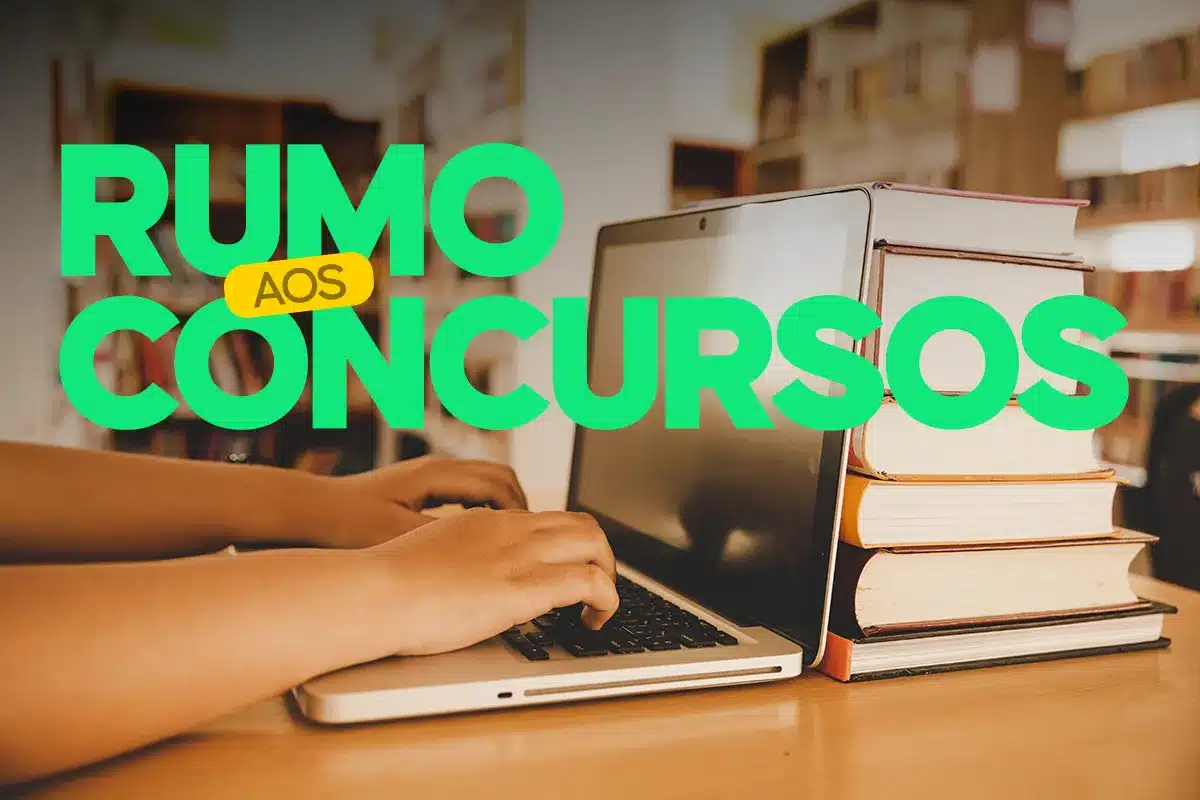 Candidatos podem se inscrever para vagas em concursos da Câmara Municipal de São Paulo a partir desta segunda-feira (6/10) Pessoa estudando para concursos públicos em frente ao laptop com pilha de livros ao lado sobre mesa de madeira