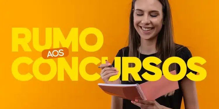 Mulher jovem sorridente estudando com um caderno, ilustrando a preparação para 3 concursos públicos.