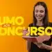 Mulher jovem sorridente estudando com um caderno, ilustrando a preparação para 3 concursos públicos.