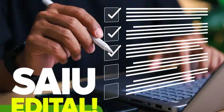 Mão marcando checklist digital em tablet com texto em destaque "Saiu edital!"