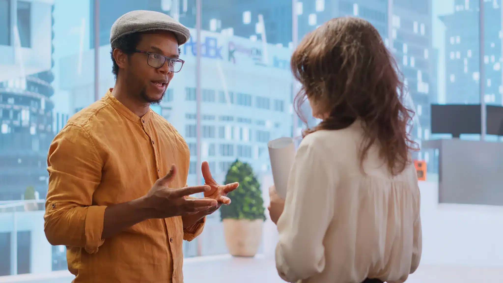 Conversa inteligente leva a decisões claras Duas pessoas inteligentes conversando sobre ideias e decisões no ambiente de trabalho moderno.