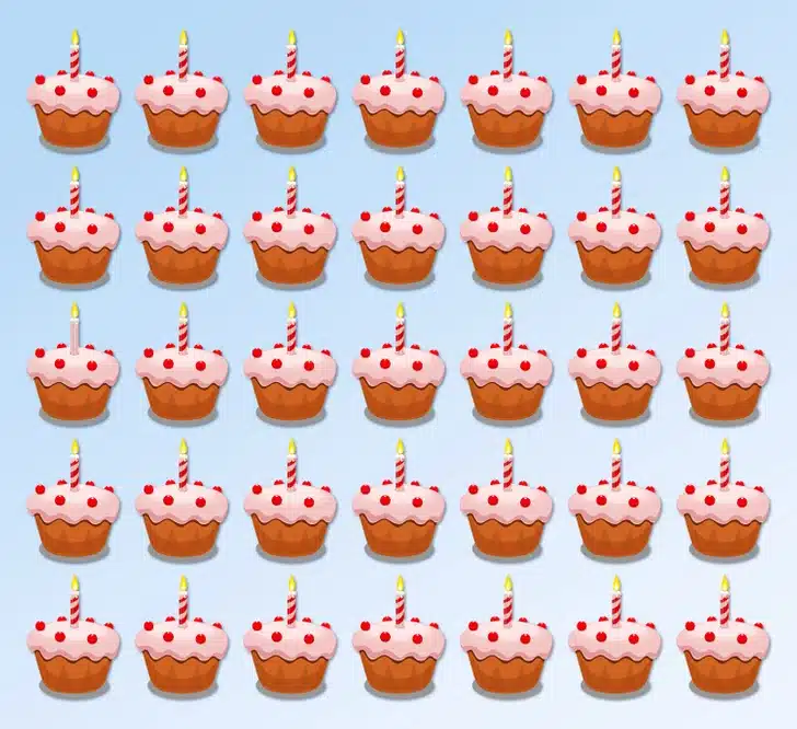 Procure o bolinho diferente na imagem repetitiva de bolos de aniversário. Desafio visual com múltiplos bolos de aniversário com cobertura rosa, cerejas e vela acesa em fundo azul claro.