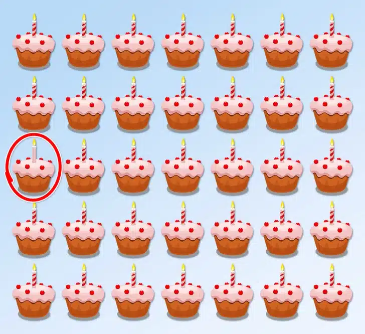 Ache o bolinho diferente entre os bolos de aniversário com velas em um padrão repetido. Desafio visual com múltiplos bolos de aniversário com cobertura rosa, cerejas e vela acesa em fundo azul claro.