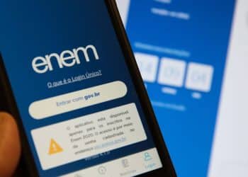 Tela de smartphone mostrando o aplicativo do ENEM 2020 com opção de login pelo gov.br