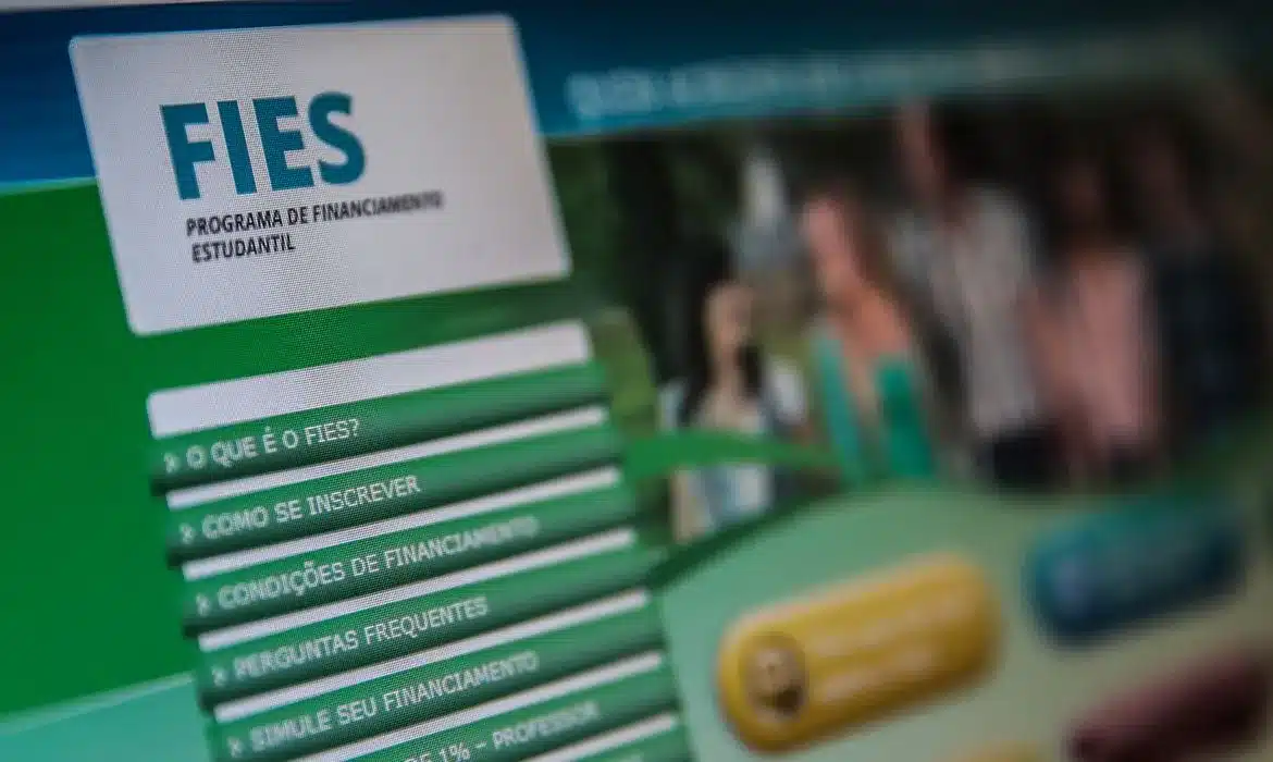 Fies abre inscrições para vagas remanescentes Página inicial do site do FIES com menu de opções de inscrição e informações sobre financiamento estudantil.