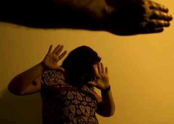 Imagem representando a nova medida para mulheres em situação de violência doméstica, agora terão prioridade em vagas de emprego e cursos de qualificação.