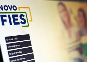 Imagem do site do FIES mostrando o logo e opções de navegação para o processo seletivo do Fundo de Financiamento Estudantil.