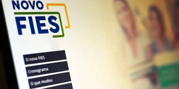 Imagem do site do FIES mostrando o logo e opções de navegação para o processo seletivo do Fundo de Financiamento Estudantil.