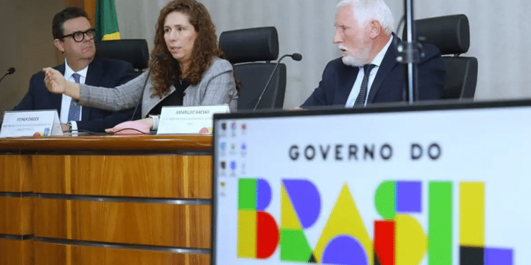 Coletiva do governo federal sobre obrigatoriedade da Nova Carteira de Identidade para programas sociais.